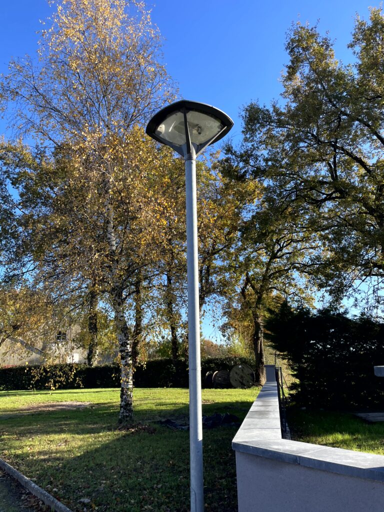 Photo d'un lampadaire du village de Saint Jean Delnous