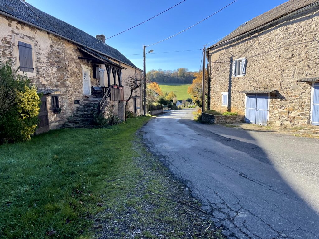 Photo d'une rue dans Saint Jean Delnous
