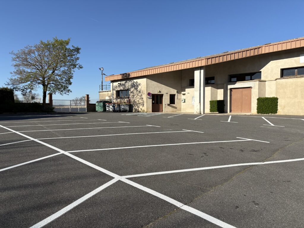 Photo du nouveau traçage des places de parking devant la salle des fêtes de Saint Jean Delnous
