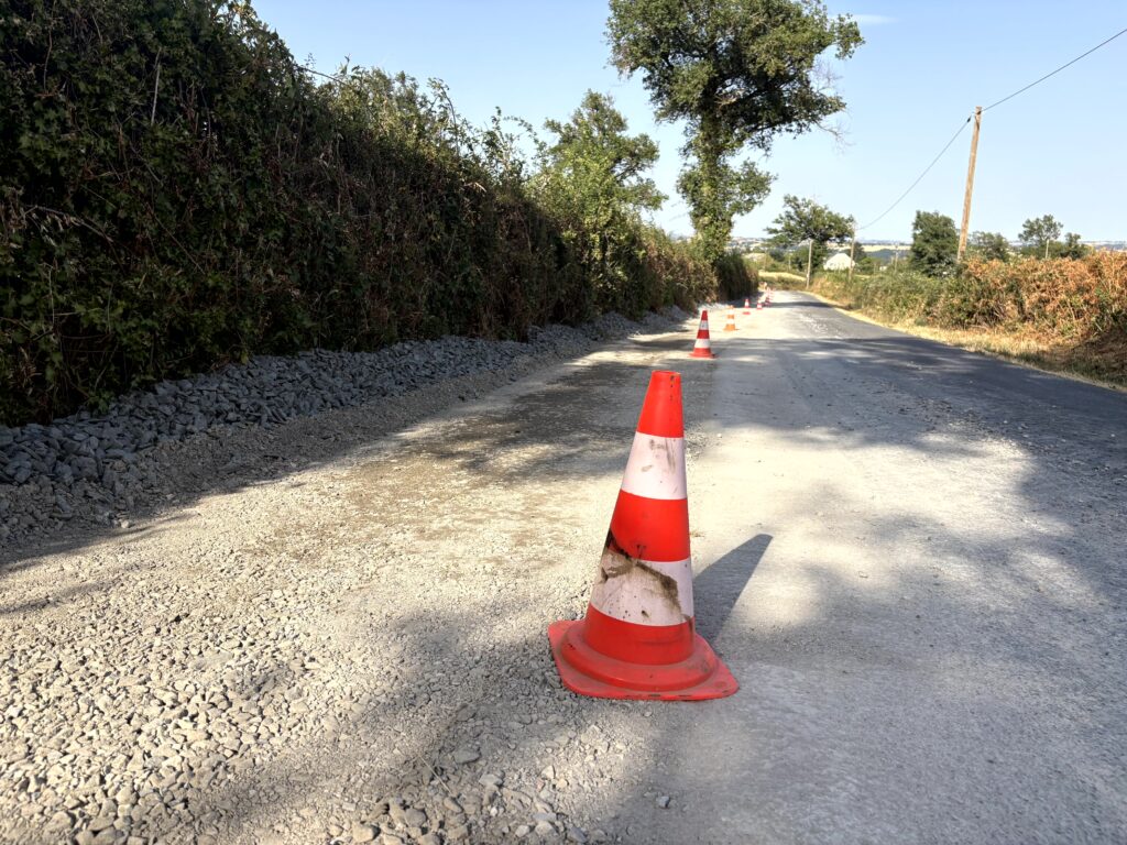 La mairie de Saint Jean Delnous a fait des travaux sur la route du Bosc en juillet 2026