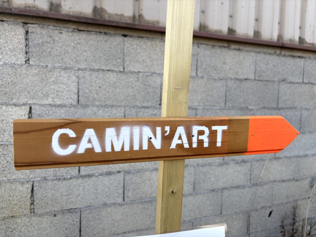 En collaboration avec l'office de tourisme du réquistanais, la municipalité de saint jean delnous a inauguré le sentier "Camin'Art", chemin de randonnée agrémentée d'œuvres d'art.