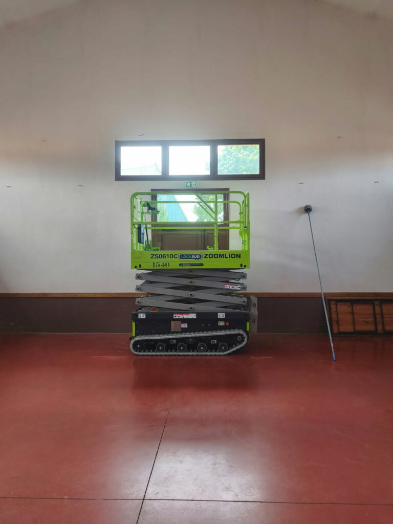 Location d'une nacelle pour effectuer des travaux à la salle des fêtes.