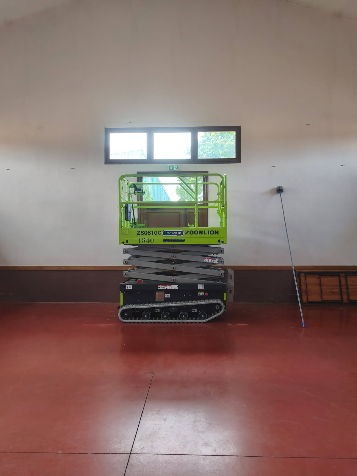 Location d'une nacelle pour effectuer des travaux à la salle des fêtes.