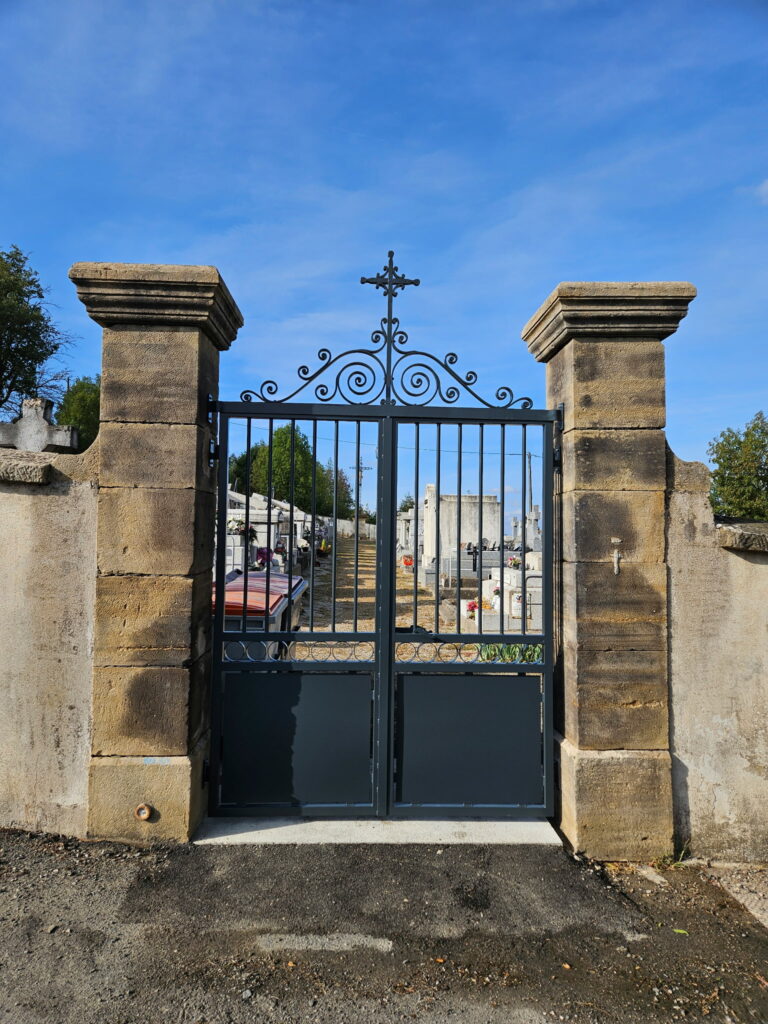 Le portail d'entrée du cimetière de Saint Jean Delnous fait peau neuve !