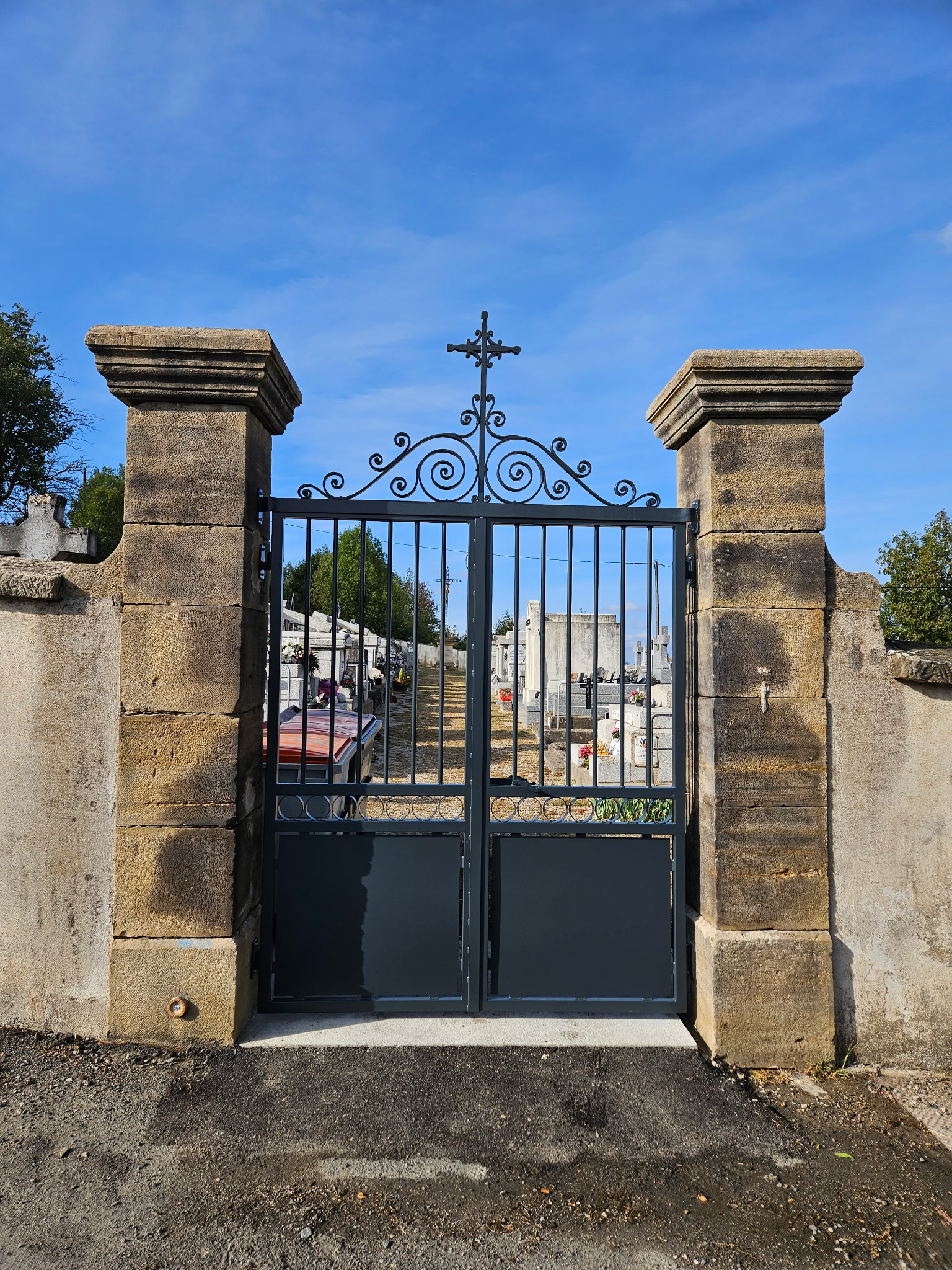 Le portail d'entrée du cimetière de Saint Jean Delnous fait peau neuve !